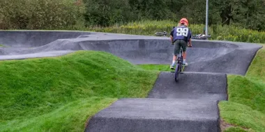 Na Leśnicy powstał oświetlony pumptrack. Tor ma 230 metrów
